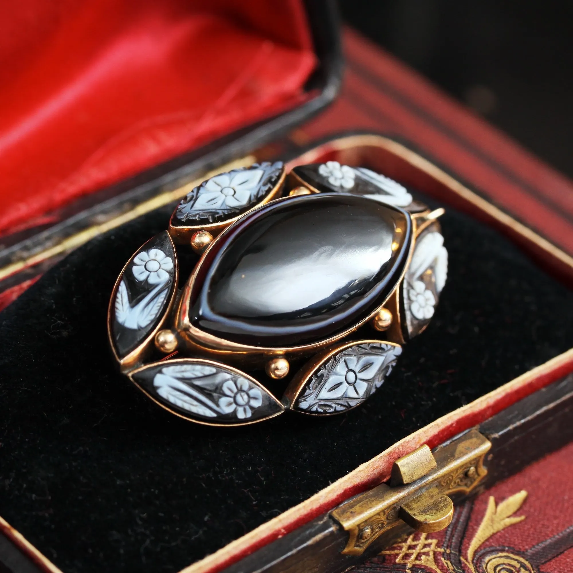 Antique Victorian Hand Carved Agate Brooch