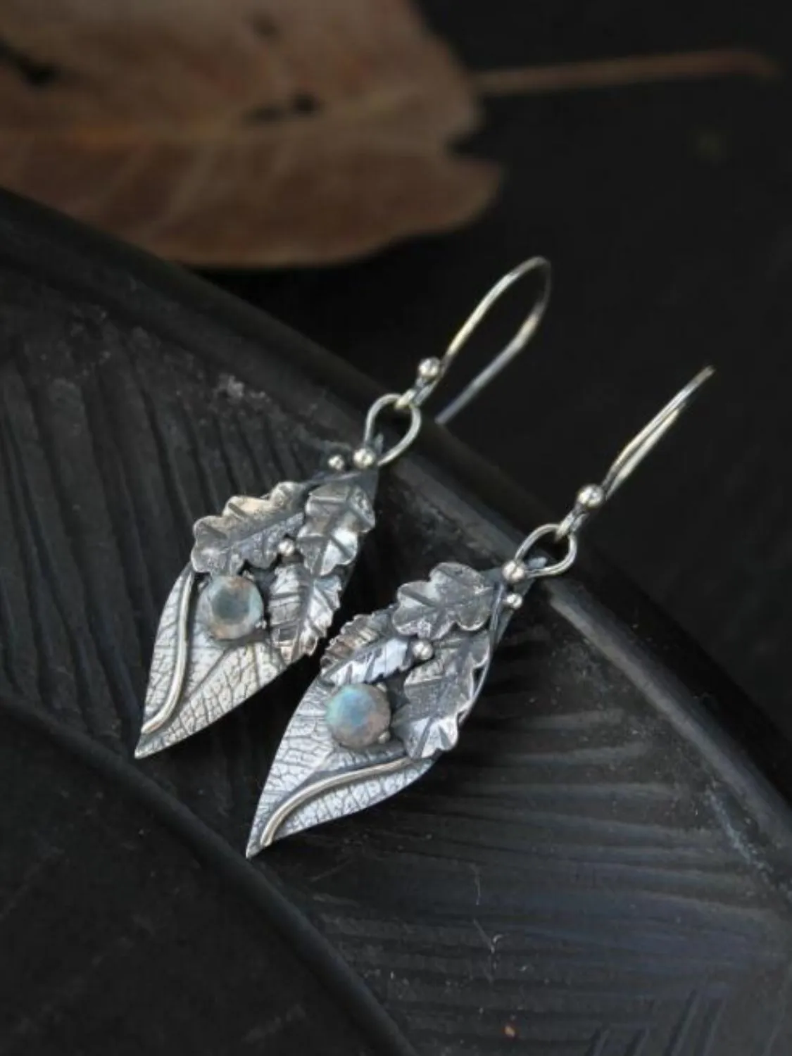 Oak Leaf Design Earrings: Elegant Jewelry for Nature Lovers