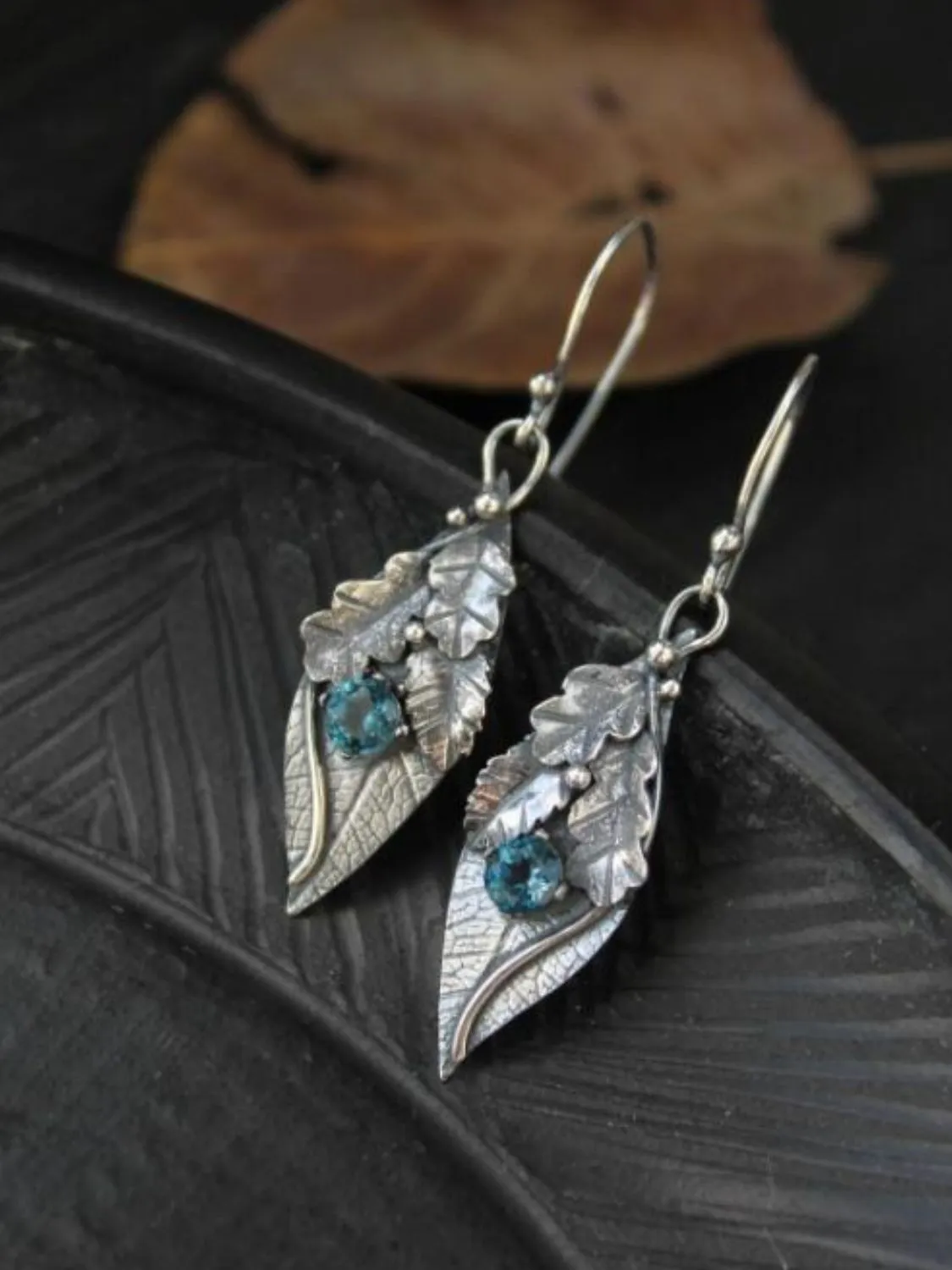 Oak Leaf Design Earrings: Elegant Jewelry for Nature Lovers
