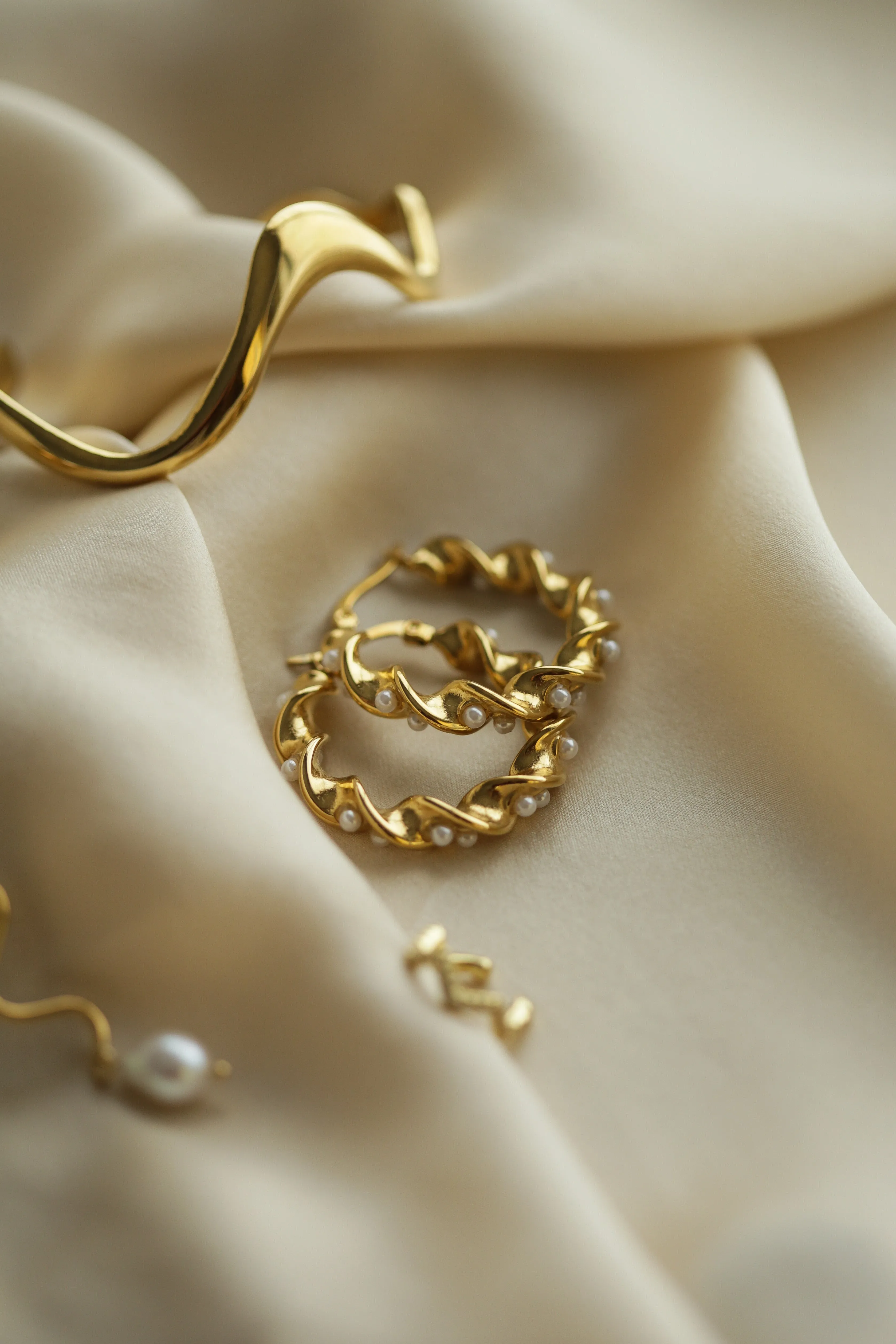 Wave Pearls Hoops